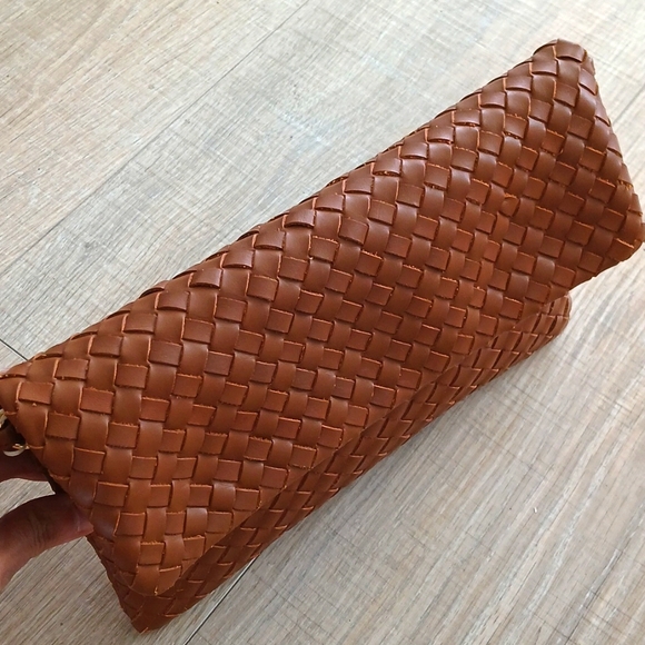 Quince italian leather handwoven convertible clutch cognac - Picture 7 of 10